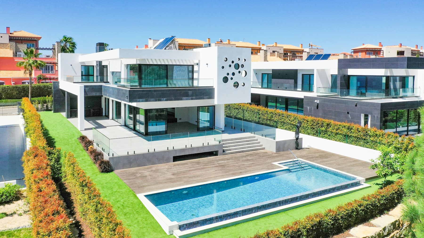 Piscine de nage entourée d'un jardin paysager
